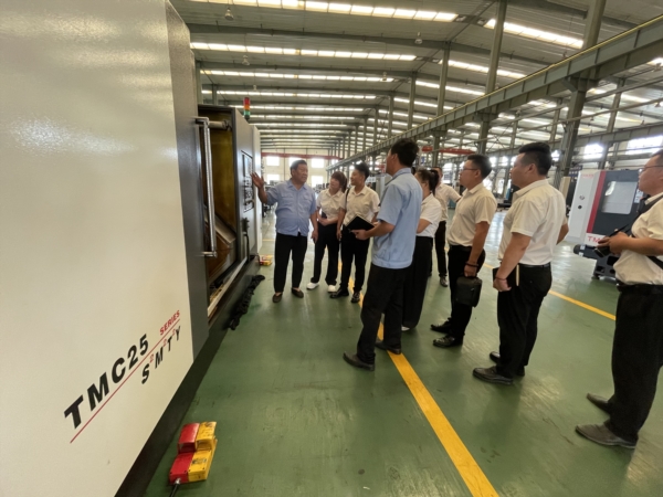 ?？怂咕軝C(jī)床公司來魯機(jī)公司進(jìn)行技術(shù)交流