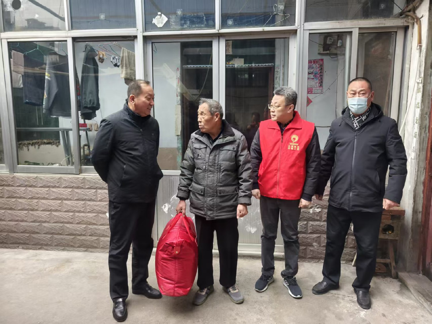 集團(tuán)志愿者赴“雙報(bào)到”社區(qū)開(kāi)展“暖冬行動(dòng)”